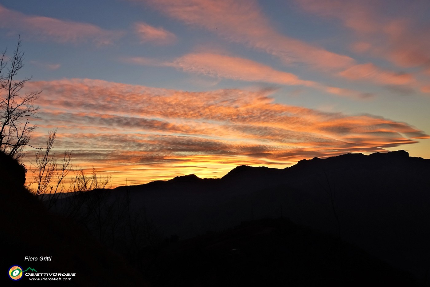 52 Scendo nei colori del tramonto (da sx Castel Regina-Foldone-Sornadello).JPG